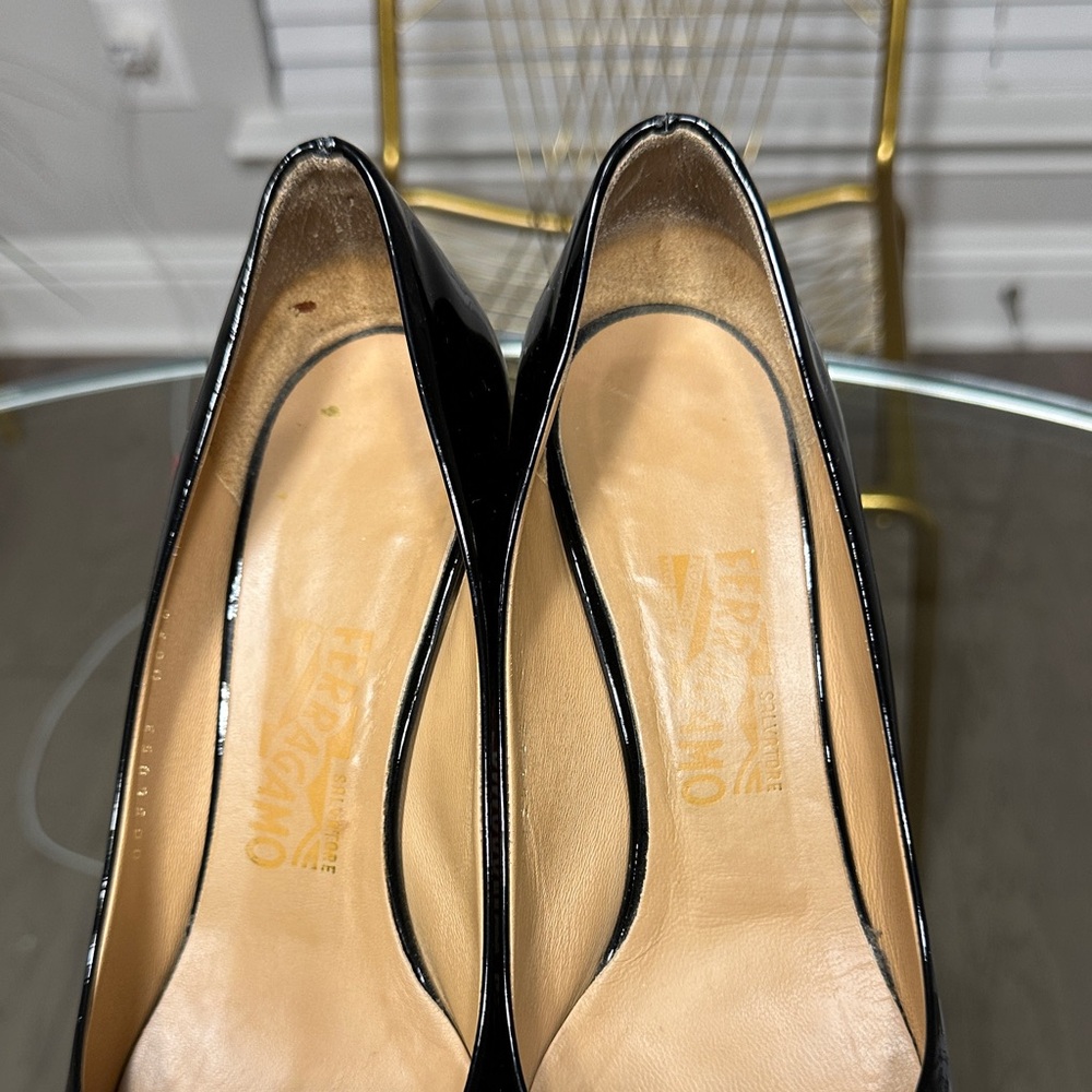 Salvatore Ferragamo Black Patent Leather Bow Pumps with Gold Plate - Picture 3 of 7